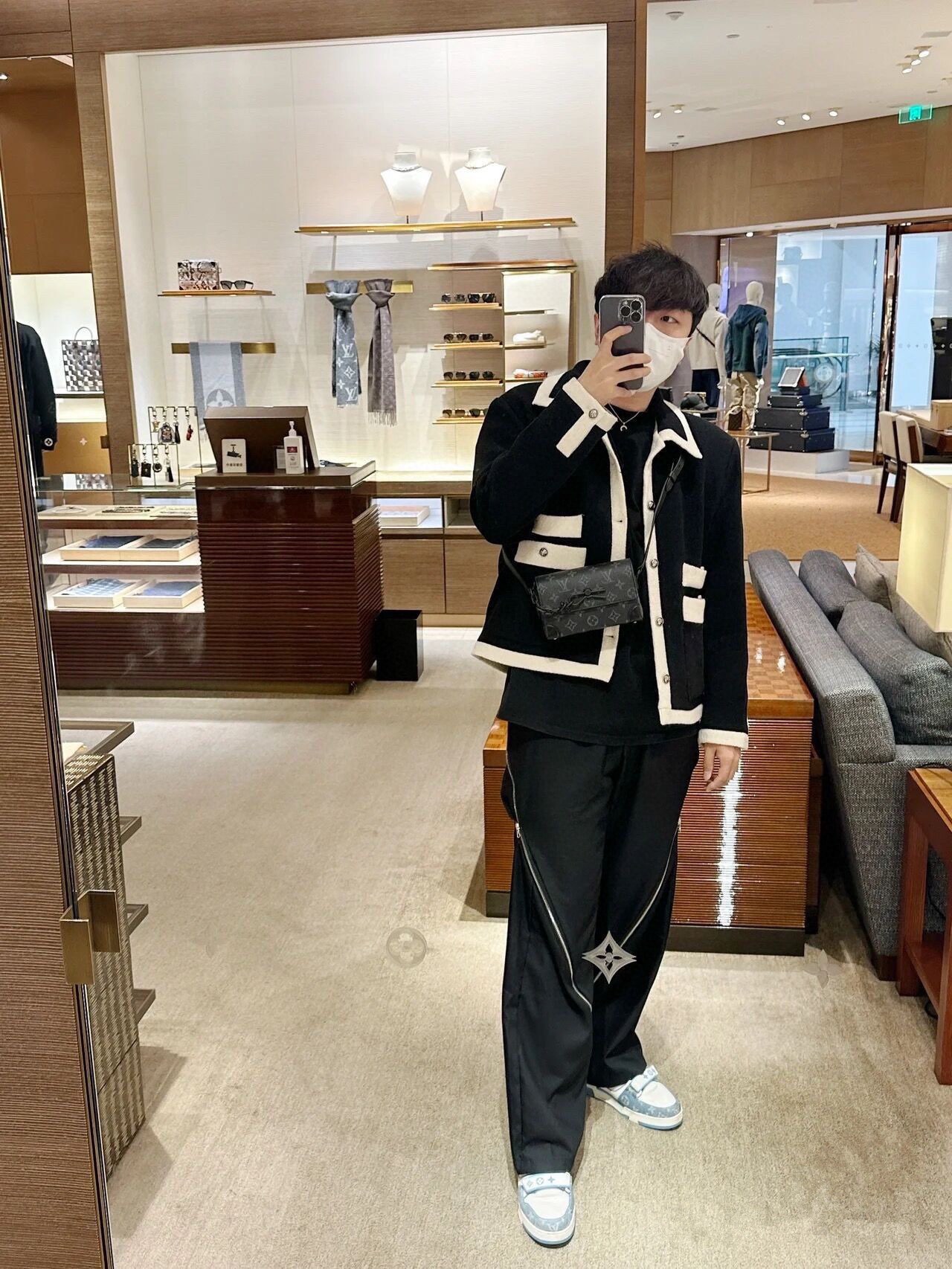 M81783 Black Monogram On-Body Look. - Bag 4