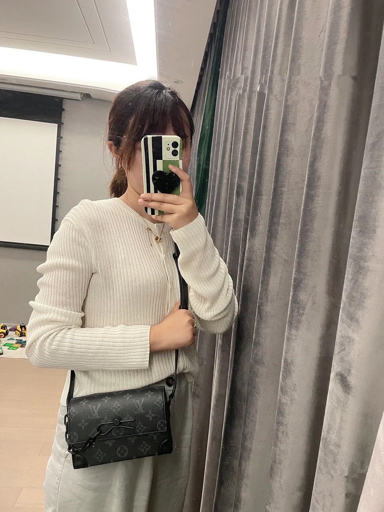 M81783 Black Monogram On-Body Look. - Bag 5