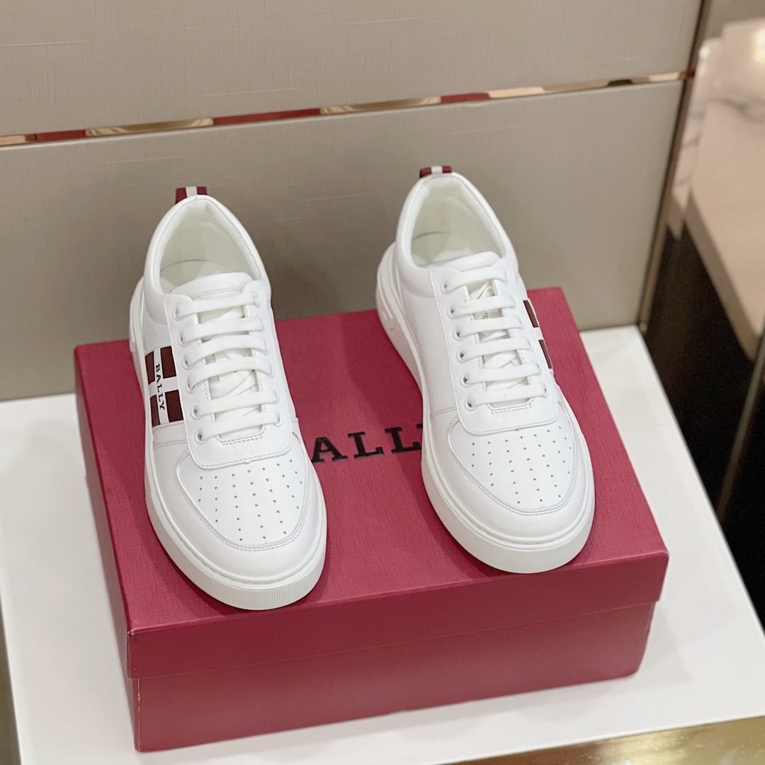 Las zapatillas Maudo de la serie Bally Lift están confeccionadas en suave piel de vacuno napa para mayor comodidad. Est…