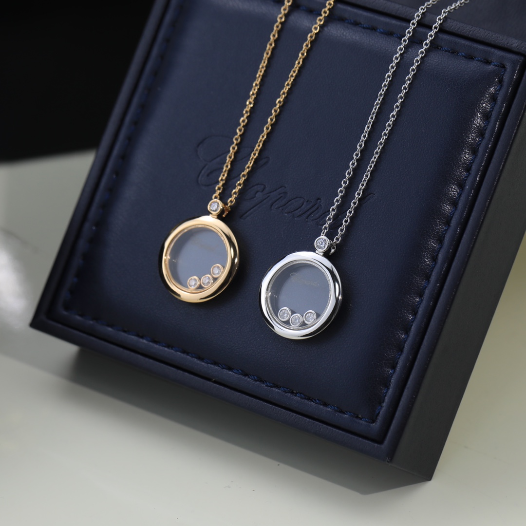 萧邦ChoPard高版本萧邦项链钻在玻璃里面将萧邦的幸运与品牌最具标志性的灵动钻石完美融合亚金材质18k