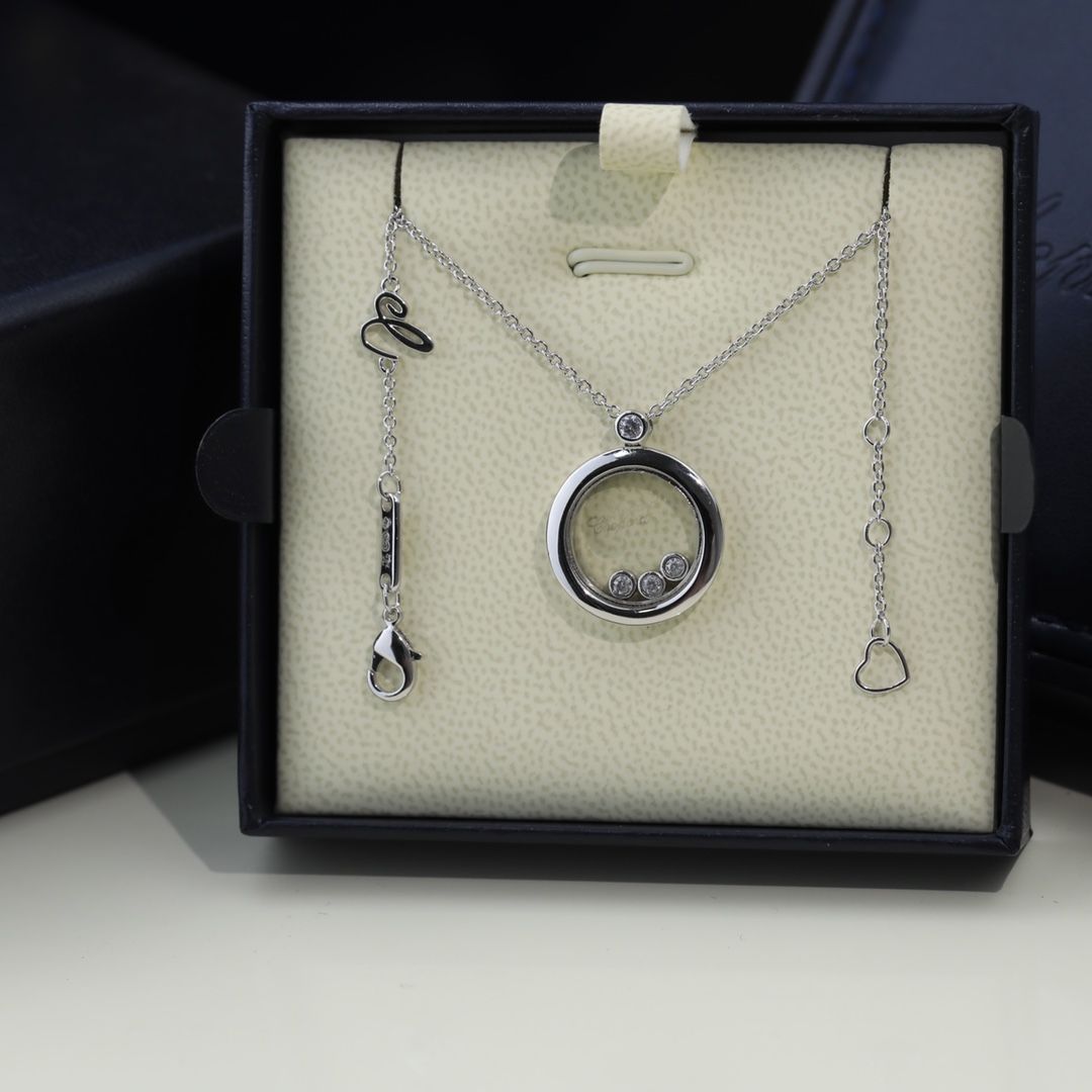 萧邦ChoPard高版本萧邦项链钻在玻璃里面将萧邦的幸运与品牌最具标志性的灵动钻石完美融合亚金材质18k