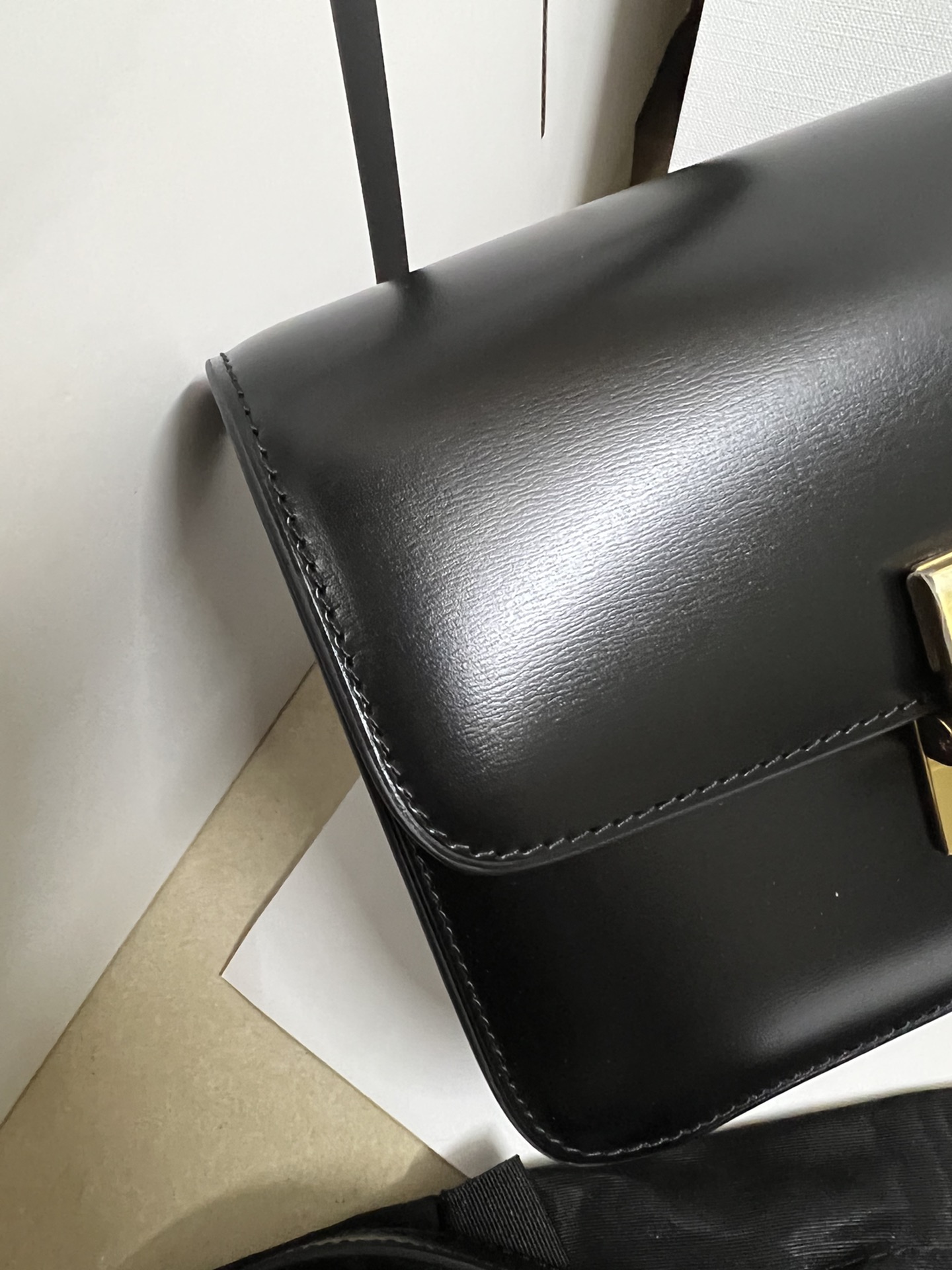 Hand-rubbed first-layer cowhide on the outside 100% lambskin on the inside, Celine's Box that is popular half the world. No need to introduce its