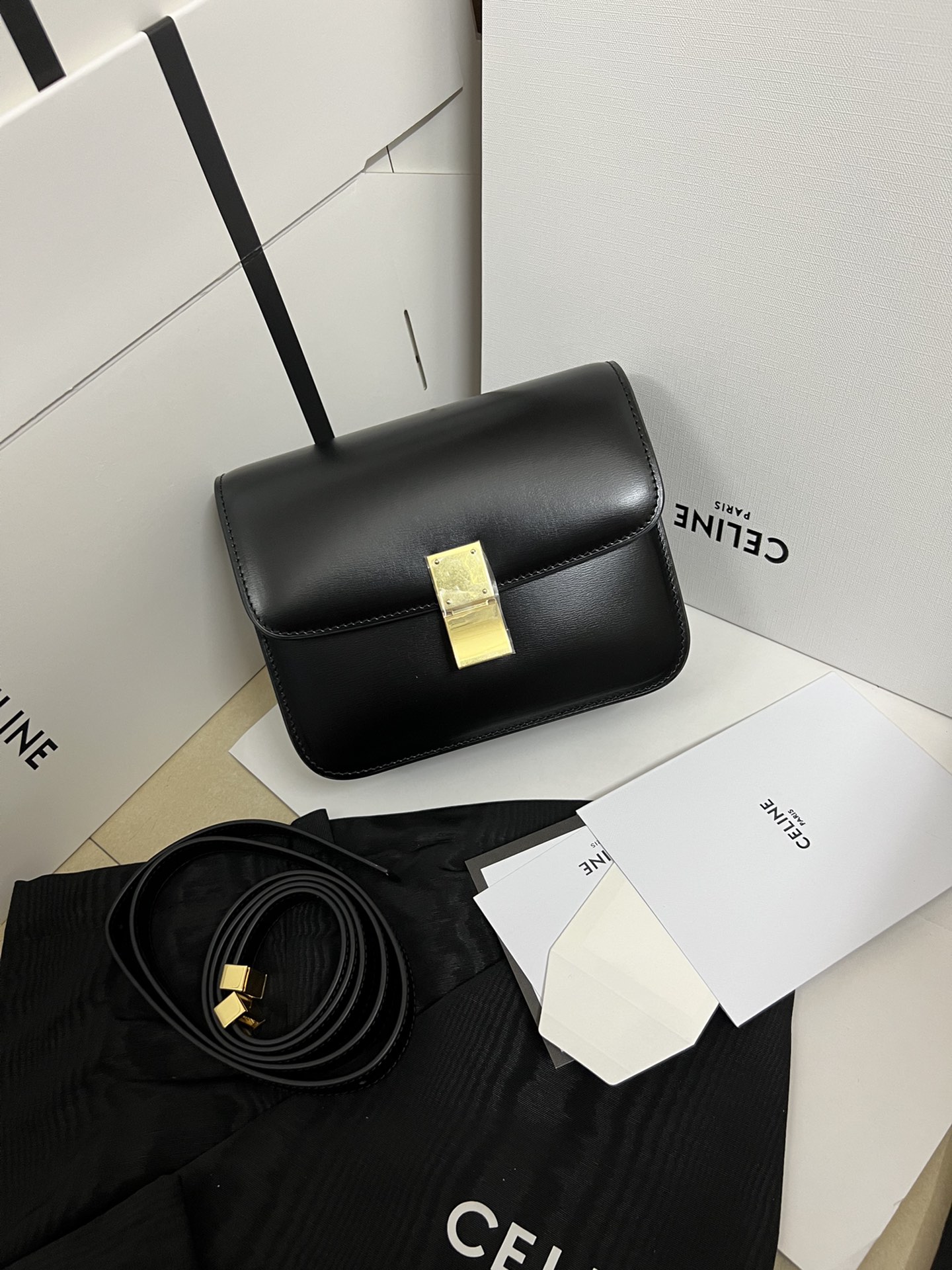 Hand-rubbed first-layer cowhide on the outside 100% lambskin on the inside, Celine's Box that is popular half the world. No need to introduce its