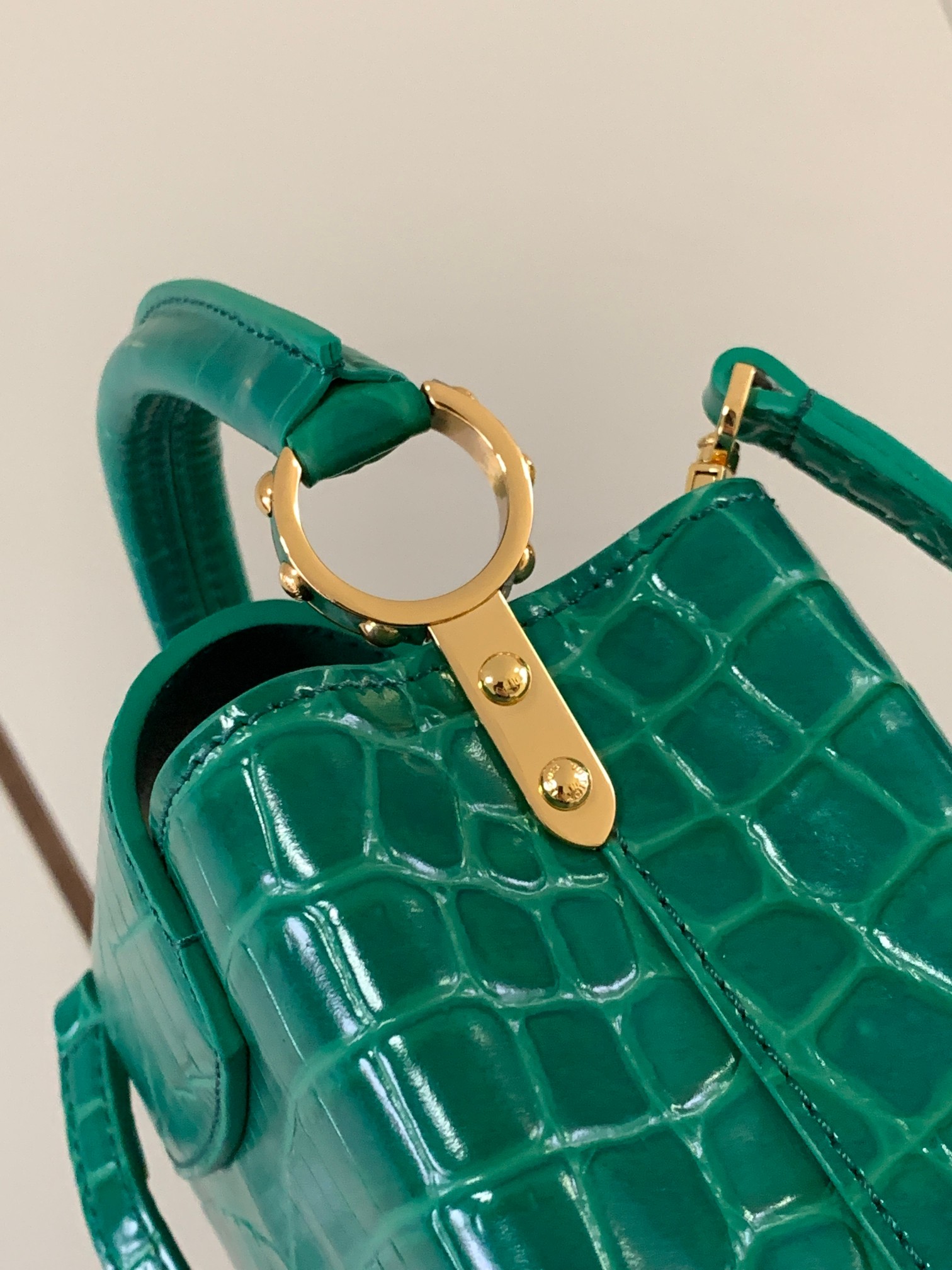 特级原厂皮N93429祖母绿亮面鳄鱼纹金扣本款Capucines迷你手袋由鳄鱼纹皮革打造而成质感华贵以优