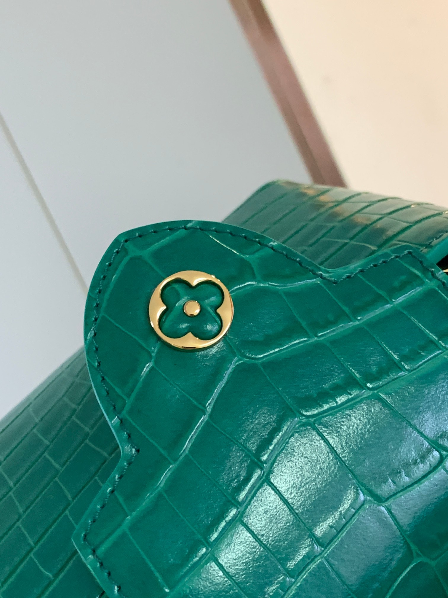 特级原厂皮N93429祖母绿亮面鳄鱼纹金扣本款Capucines迷你手袋由鳄鱼纹皮革打造而成质感华贵以优