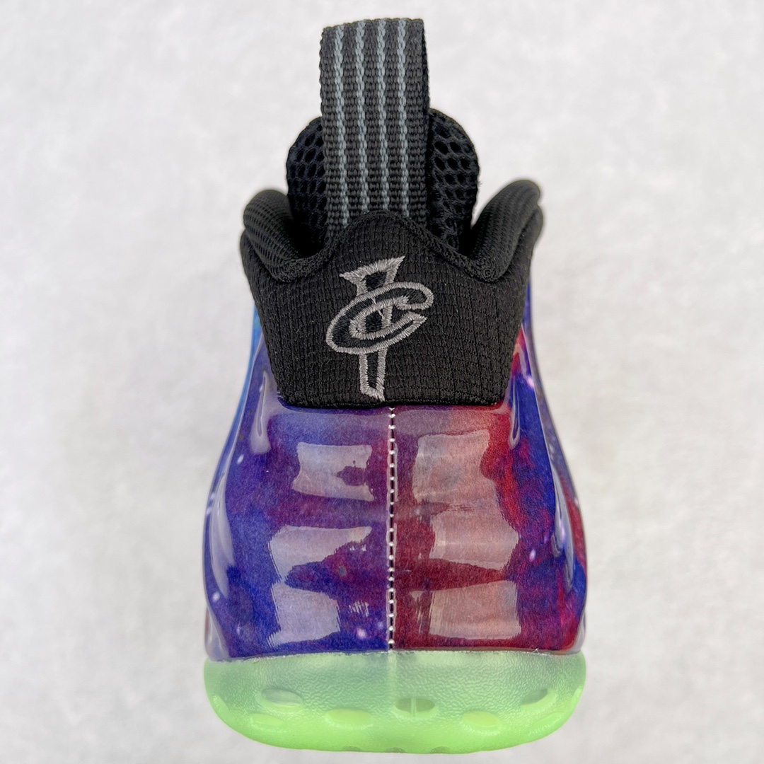 图片[8]-💰510 NK Air Foamposite One 银河喷 521286-800 莞产原底面 公司渠道同模具 鞋型发泡360度无死角 双层Zoom气垫植入 中底完美注胶 搭载原厂碳纤维材质 诞生于1997年的NK Air Foamposite系列可以说是整个球鞋历史上最为经典的系列之一 也就是我们常说的“喷”和“泡” 其中“喷”由Foamposite One代言人Penny的英文音译而来 而“泡”则来源于另一款鞋型 Foamposite Pro中\”pro\”的音译 在诞生初期 由于高昂的造价以及超前的外形 Foamposite系列的反对者不在少数 甚至有人认为这款鞋会毁掉整个球鞋行业 但事实证明这双灵感来自于甲虫 自带“黑科技”鞋面以及双层Zoom+大块碳板的太空球鞋不仅受到了大众的接受与追捧 并且成功的影响了篮球鞋的发展 SIZE：38.5 39 40 40.5 41 42 42.5 43 44 44.5 45 46 编码：by5936080-运动鞋