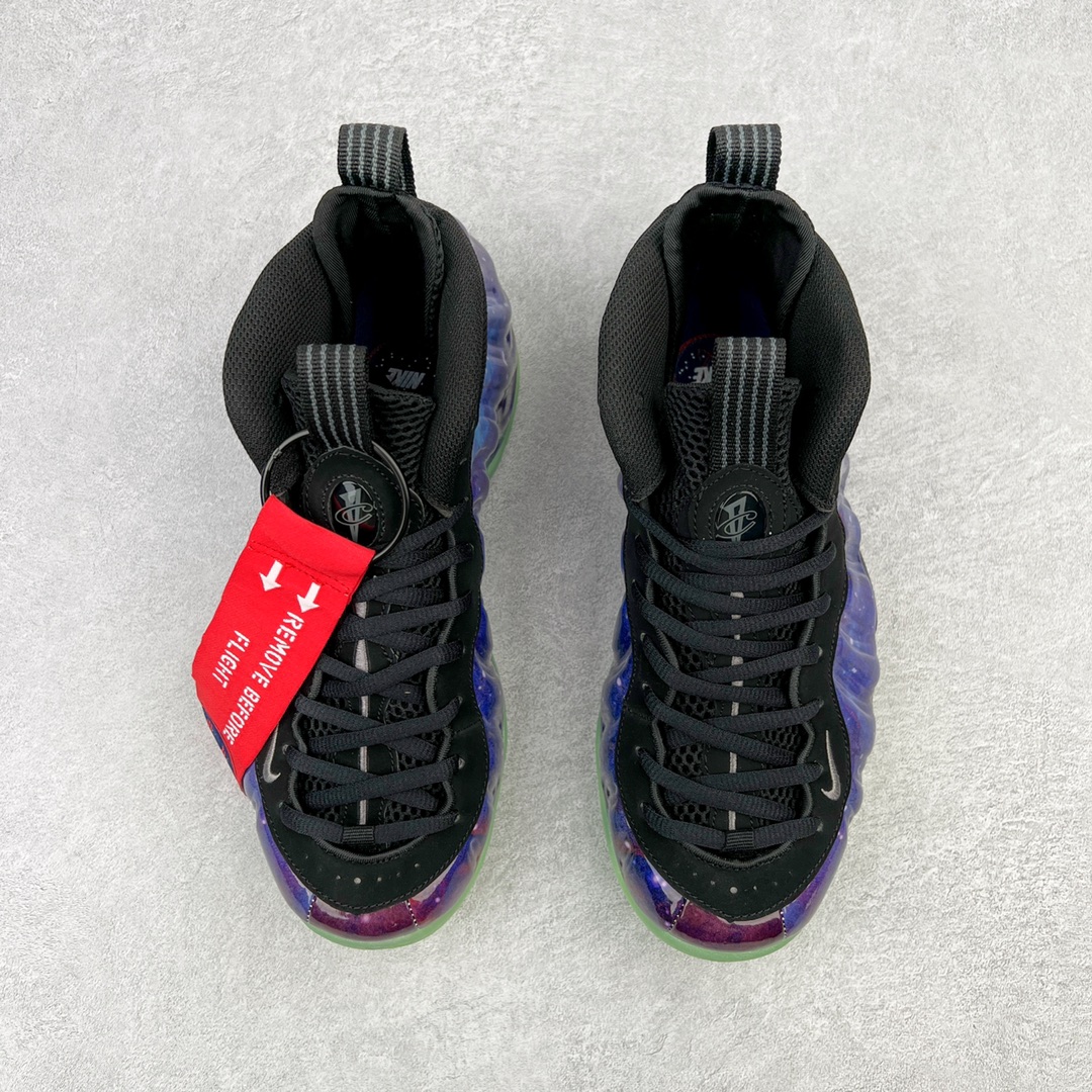 图片[2]-💰510 NK Air Foamposite One 银河喷 521286-800 莞产原底面 公司渠道同模具 鞋型发泡360度无死角 双层Zoom气垫植入 中底完美注胶 搭载原厂碳纤维材质 诞生于1997年的NK Air Foamposite系列可以说是整个球鞋历史上最为经典的系列之一 也就是我们常说的“喷”和“泡” 其中“喷”由Foamposite One代言人Penny的英文音译而来 而“泡”则来源于另一款鞋型 Foamposite Pro中\”pro\”的音译 在诞生初期 由于高昂的造价以及超前的外形 Foamposite系列的反对者不在少数 甚至有人认为这款鞋会毁掉整个球鞋行业 但事实证明这双灵感来自于甲虫 自带“黑科技”鞋面以及双层Zoom+大块碳板的太空球鞋不仅受到了大众的接受与追捧 并且成功的影响了篮球鞋的发展 SIZE：38.5 39 40 40.5 41 42 42.5 43 44 44.5 45 46 编码：by5936080-运动鞋