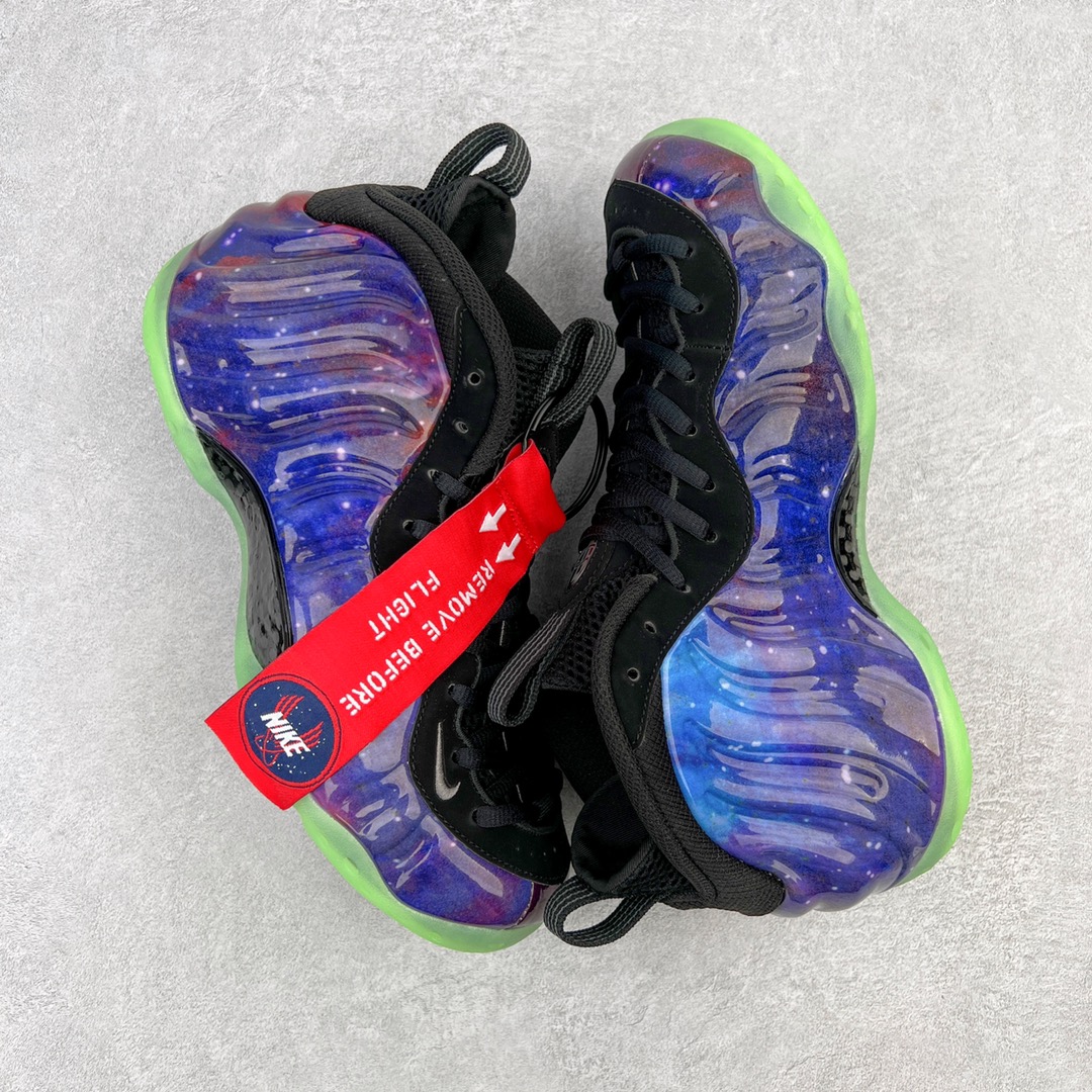 图片[3]-💰510 NK Air Foamposite One 银河喷 521286-800 莞产原底面 公司渠道同模具 鞋型发泡360度无死角 双层Zoom气垫植入 中底完美注胶 搭载原厂碳纤维材质 诞生于1997年的NK Air Foamposite系列可以说是整个球鞋历史上最为经典的系列之一 也就是我们常说的“喷”和“泡” 其中“喷”由Foamposite One代言人Penny的英文音译而来 而“泡”则来源于另一款鞋型 Foamposite Pro中\”pro\”的音译 在诞生初期 由于高昂的造价以及超前的外形 Foamposite系列的反对者不在少数 甚至有人认为这款鞋会毁掉整个球鞋行业 但事实证明这双灵感来自于甲虫 自带“黑科技”鞋面以及双层Zoom+大块碳板的太空球鞋不仅受到了大众的接受与追捧 并且成功的影响了篮球鞋的发展 SIZE：38.5 39 40 40.5 41 42 42.5 43 44 44.5 45 46 编码：by5936080-运动鞋