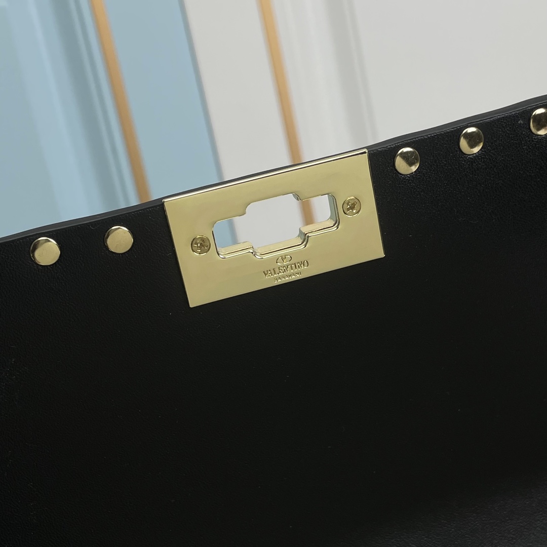 升级版 大号［羊皮］Valentino GARAVANI ROCKSTUD SPIKE  包袋采用柔软🇦