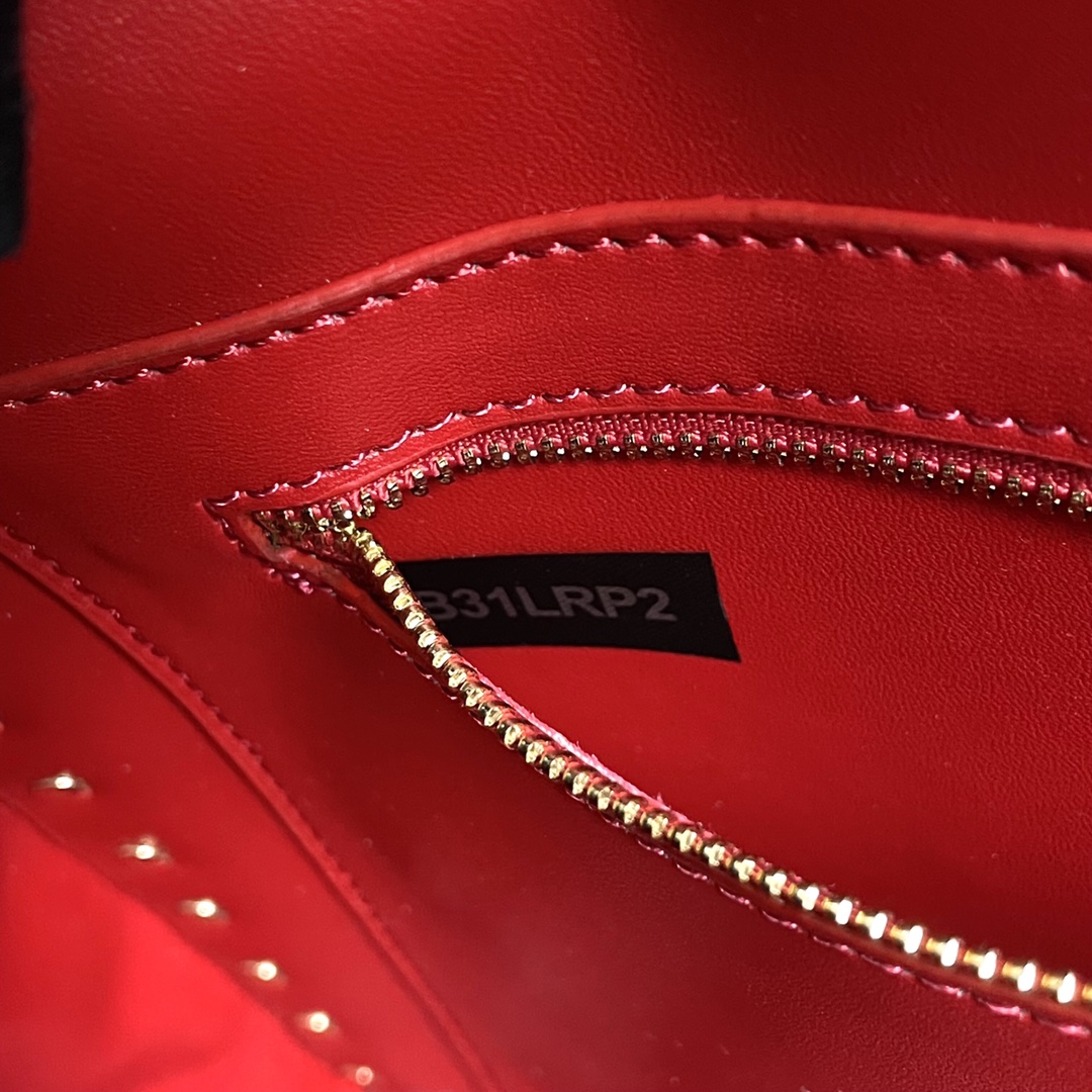 升级版 大号［羊皮］Valentino GARAVANI ROCKSTUD SPIKE  包袋采用柔软🇦