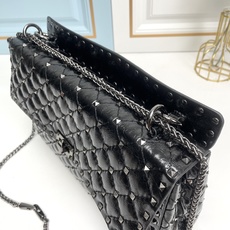 升级版 大号【油蜡皮】Valentino GARAVANI ROCKSTUD SPIKE 包袋采用柔软 升级版 大号【油蜡皮】Valentino GARAVANI ROCKSTUD SPIKE 包袋采用柔软