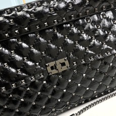 升级版 大号【油蜡皮】Valentino GARAVANI ROCKSTUD SPIKE 包袋采用柔软 升级版 大号【油蜡皮】Valentino GARAVANI ROCKSTUD SPIKE 包袋采用柔软