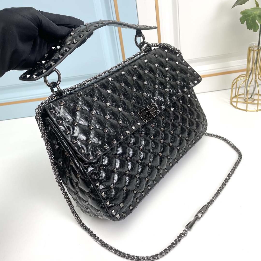 升级版 大号【油蜡皮】Valentino GARAVANI ROCKSTUD SPIKE 包袋采用柔软 升级版 大号【油蜡皮】Valentino GARAVANI ROCKSTUD SPIKE 包袋采用柔软