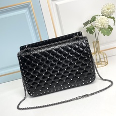 升级版 大号【油蜡皮】Valentino GARAVANI ROCKSTUD SPIKE 包袋采用柔软 升级版 大号【油蜡皮】Valentino GARAVANI ROCKSTUD SPIKE 包袋采用柔软