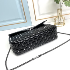 升级版 大号【油蜡皮】Valentino GARAVANI ROCKSTUD SPIKE 包袋采用柔软 升级版 大号【油蜡皮】Valentino GARAVANI ROCKSTUD SPIKE 包袋采用柔软