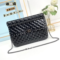 升级版 大号【油蜡皮】Valentino GARAVANI ROCKSTUD SPIKE 包袋采用柔软 升级版 大号【油蜡皮】Valentino GARAVANI ROCKSTUD SPIKE 包袋采用柔软