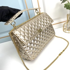 升级版 大号【油蜡皮】Valentino GARAVANI ROCKSTUD SPIKE 包袋采用柔软 升级版 大号【油蜡皮】Valentino GARAVANI ROCKSTUD SPIKE 包袋采用柔软