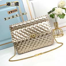 升级版 大号【油蜡皮】Valentino GARAVANI ROCKSTUD SPIKE 包袋采用柔软 升级版 大号【油蜡皮】Valentino GARAVANI ROCKSTUD SPIKE 包袋采用柔软