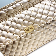 升级版 大号【油蜡皮】Valentino GARAVANI ROCKSTUD SPIKE 包袋采用柔软 升级版 大号【油蜡皮】Valentino GARAVANI ROCKSTUD SPIKE 包袋采用柔软