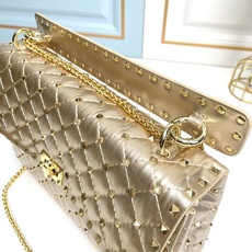 升级版 大号【油蜡皮】Valentino GARAVANI ROCKSTUD SPIKE 包袋采用柔软 升级版 大号【油蜡皮】Valentino GARAVANI ROCKSTUD SPIKE 包袋采用柔软