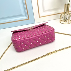 升级版 中号《羊皮》Valentino Garavani Rockstud Spike 中号链式手袋 采 升级版 中号《羊皮》Valentino Garavani Rockstud Spike 中号链式手袋 采