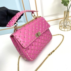 升级版 中号《羊皮》Valentino Garavani Rockstud Spike 中号链式手袋 采 升级版 中号《羊皮》Valentino Garavani Rockstud Spike 中号链式手袋 采