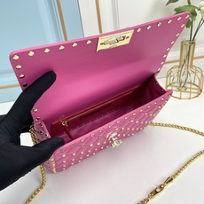 升级版 中号《羊皮》Valentino Garavani Rockstud Spike 中号链式手袋 采 升级版 中号《羊皮》Valentino Garavani Rockstud Spike 中号链式手袋 采