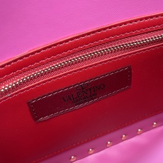 升级版 中号《羊皮》Valentino Garavani Rockstud Spike 中号链式手袋 采 升级版 中号《羊皮》Valentino Garavani Rockstud Spike 中号链式手袋 采