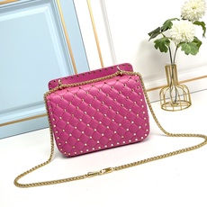 升级版 中号《羊皮》Valentino Garavani Rockstud Spike 中号链式手袋 采 升级版 中号《羊皮》Valentino Garavani Rockstud Spike 中号链式手袋 采