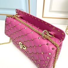 升级版 中号《羊皮》Valentino Garavani Rockstud Spike 中号链式手袋 采 升级版 中号《羊皮》Valentino Garavani Rockstud Spike 中号链式手袋 采