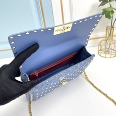 升级版 中号《羊皮》Valentino Garavani Rockstud Spike 中号链式手袋 采 升级版 中号《羊皮》Valentino Garavani Rockstud Spike 中号链式手袋 采
