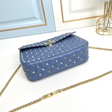 升级版 中号《羊皮》Valentino Garavani Rockstud Spike 中号链式手袋 采 升级版 中号《羊皮》Valentino Garavani Rockstud Spike 中号链式手袋 采