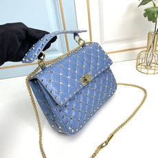 升级版 中号《羊皮》Valentino Garavani Rockstud Spike 中号链式手袋 采 升级版 中号《羊皮》Valentino Garavani Rockstud Spike 中号链式手袋 采