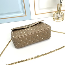 升级版 中号《羊皮》Valentino Garavani Rockstud Spike 中号链式手袋 采 升级版 中号《羊皮》Valentino Garavani Rockstud Spike 中号链式手袋 采