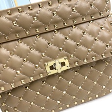 升级版 中号《羊皮》Valentino Garavani Rockstud Spike 中号链式手袋 采 升级版 中号《羊皮》Valentino Garavani Rockstud Spike 中号链式手袋 采