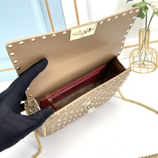 升级版 中号《羊皮》Valentino Garavani Rockstud Spike 中号链式手袋 采 升级版 中号《羊皮》Valentino Garavani Rockstud Spike 中号链式手袋 采