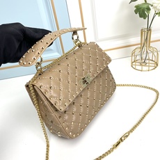 升级版 中号《羊皮》Valentino Garavani Rockstud Spike 中号链式手袋 采 升级版 中号《羊皮》Valentino Garavani Rockstud Spike 中号链式手袋 采
