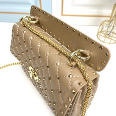 升级版 中号《羊皮》Valentino Garavani Rockstud Spike 中号链式手袋 采 升级版 中号《羊皮》Valentino Garavani Rockstud Spike 中号链式手袋 采