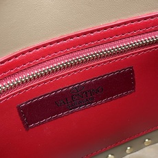 升级版 中号《羊皮》Valentino Garavani Rockstud Spike 中号链式手袋 采 升级版 中号《羊皮》Valentino Garavani Rockstud Spike 中号链式手袋 采