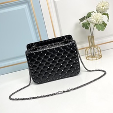升级版 中号【油蜡皮】Valentino Garavani Rockstud Spike 中号链式手袋 升级版 中号【油蜡皮】Valentino Garavani Rockstud Spike 中号链式手袋