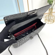 升级版 中号【油蜡皮】Valentino Garavani Rockstud Spike 中号链式手袋 升级版 中号【油蜡皮】Valentino Garavani Rockstud Spike 中号链式手袋