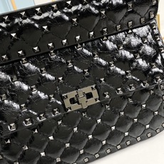 升级版 中号【油蜡皮】Valentino Garavani Rockstud Spike 中号链式手袋 升级版 中号【油蜡皮】Valentino Garavani Rockstud Spike 中号链式手袋
