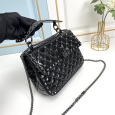 升级版 中号【油蜡皮】Valentino Garavani Rockstud Spike 中号链式手袋 升级版 中号【油蜡皮】Valentino Garavani Rockstud Spike 中号链式手袋
