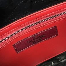 升级版 中号【油蜡皮】Valentino Garavani Rockstud Spike 中号链式手袋 升级版 中号【油蜡皮】Valentino Garavani Rockstud Spike 中号链式手袋