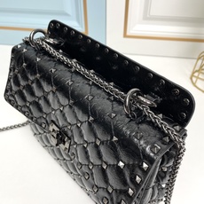 升级版 中号【油蜡皮】Valentino Garavani Rockstud Spike 中号链式手袋 升级版 中号【油蜡皮】Valentino Garavani Rockstud Spike 中号链式手袋