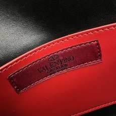 升级版 小号【羊皮】Valentino Garavani Rockstud Spike小号链式手袋 采用 升级版 小号【羊皮】Valentino Garavani Rockstud Spike小号链式手袋 采用