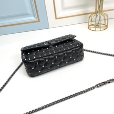升级版 小号【羊皮】Valentino Garavani Rockstud Spike小号链式手袋 采用 升级版 小号【羊皮】Valentino Garavani Rockstud Spike小号链式手袋 采用
