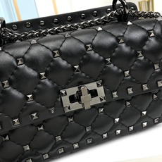 升级版 小号【羊皮】Valentino Garavani Rockstud Spike小号链式手袋 采用 升级版 小号【羊皮】Valentino Garavani Rockstud Spike小号链式手袋 采用