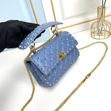 升级版 小号【羊皮】Valentino Garavani Rockstud Spike小号链式手袋 采用 升级版 小号【羊皮】Valentino Garavani Rockstud Spike小号链式手袋 采用