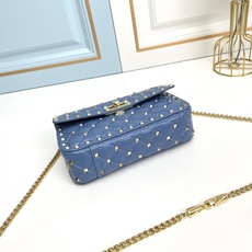 升级版 小号【羊皮】Valentino Garavani Rockstud Spike小号链式手袋 采用 升级版 小号【羊皮】Valentino Garavani Rockstud Spike小号链式手袋 采用